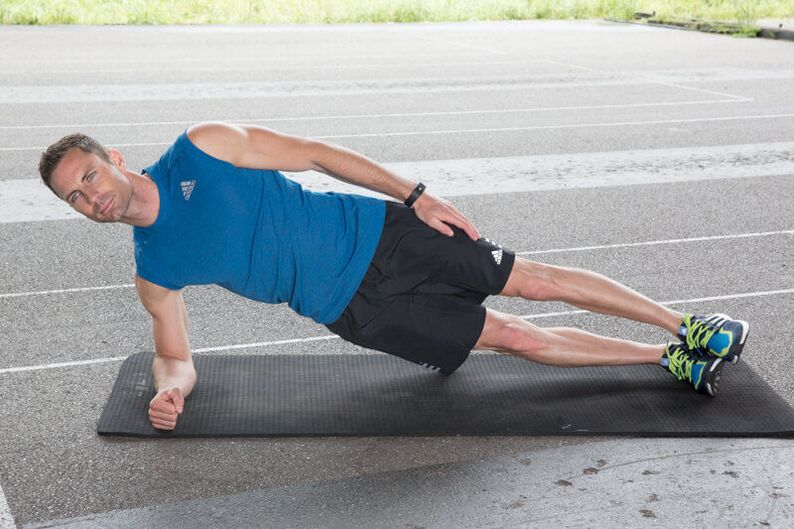 Un home realiza exercicios de perda de peso no estómago e nos lados